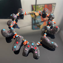 Charger l'image dans la galerie, Étonnant et rare collier en Talosel noir, corail, cabochons et strass signé Henry