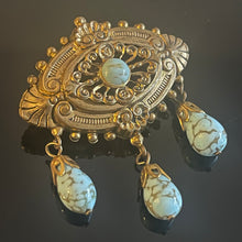 Charger l'image dans la galerie, Très jolie broche ancienne de style victorien avec cabochon et perles de verre bleues