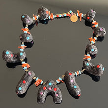Charger l'image dans la galerie, Étonnant et rare collier en Talosel noir, corail, cabochons et strass signé Henry