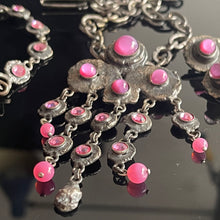 Charger l'image dans la galerie, Henry, très belle parure en métal argenté, perles et cabochons de verre rose