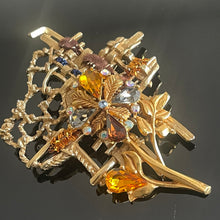 Charger l'image dans la galerie, Belle grande broche fleur vintage couture signée Christian Lacroix