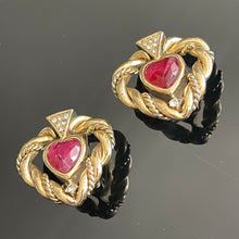 Charger l'image dans la galerie, Belles boucles anciennes avec cœurs pierres roses signées Christian Dior