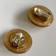 Charger l'image dans la galerie, Jolies boucles clips vintage en résine par Recto Verso