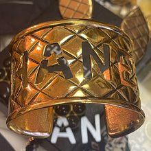 Charger l'image dans la galerie, Sublime manchette signée Chanel en métal doré effet matelassé