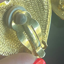 Charger l'image dans la galerie, Belles et rares boucles clips cœurs avec pierres bleues et blanches signées Yves Saint Laurent