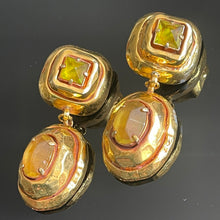 Charger l'image dans la galerie, Sublimes boucles clips pendantes en résine dorée et résine colorée Kalinger
