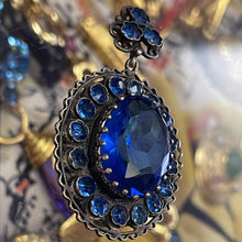 Charger l'image dans la galerie, Très beau médaillon pendentif en métal argenté et pierres bleues, années 50