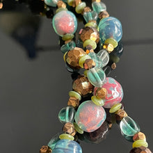 Charger l'image dans la galerie, Sublime collier triple rang en perles de verre de couleur époque années 50