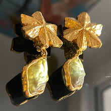 Charger l'image dans la galerie, Sublimes et rares boucles YSL en métal doré et résine effet givré