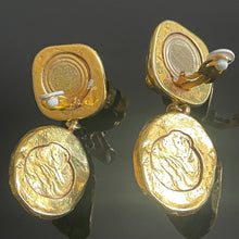 Charger l'image dans la galerie, Sublimes boucles clips pendantes en résine dorée et résine colorée Kalinger