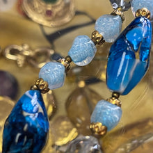 Charger l'image dans la galerie, Joli collier ancien double rangs avec perles en verre de Murano bleues