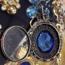 Charger l'image dans la galerie, Très beau médaillon pendentif en métal argenté et pierres bleues, années 50