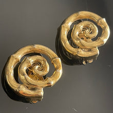 Charger l'image dans la galerie, Jolies boucles anciennes spirales motif bambous en métal doré signées YSL