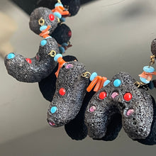 Charger l'image dans la galerie, Étonnant et rare collier en Talosel noir, corail, cabochons et strass signé Henry