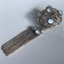 Charger l'image dans la galerie, Belle et rare broche ancienne par Roger Jean-Pierre