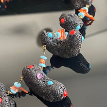 Charger l'image dans la galerie, Étonnant et rare collier en Talosel noir, corail, cabochons et strass signé Henry