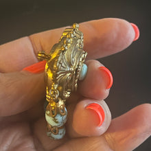 Charger l'image dans la galerie, Très jolie broche ancienne de style victorien avec cabochon et perles de verre bleues