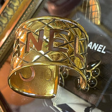 Charger l'image dans la galerie, Sublime manchette signée Chanel en métal doré effet matelassé