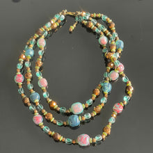 Charger l'image dans la galerie, Sublime collier triple rang en perles de verre de couleur époque années 50