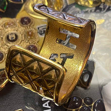 Charger l'image dans la galerie, Sublime manchette signée Chanel en métal doré effet matelassé