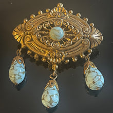 Charger l'image dans la galerie, Très jolie broche ancienne de style victorien avec cabochon et perles de verre bleues