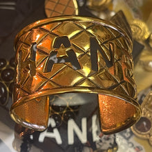 Charger l'image dans la galerie, Sublime manchette signée Chanel en métal doré effet matelassé