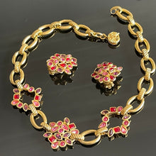 Charger l'image dans la galerie, Jolie parure collier et boucles camaïeu pierres roses signée YSL