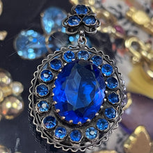 Charger l'image dans la galerie, Très beau médaillon pendentif en métal argenté et pierres bleues, années 50