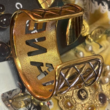 Charger l'image dans la galerie, Sublime manchette signée Chanel en métal doré effet matelassé