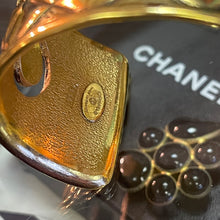 Charger l'image dans la galerie, Sublime manchette signée Chanel en métal doré effet matelassé