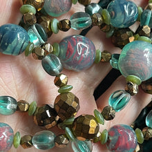 Charger l'image dans la galerie, Sublime collier triple rang en perles de verre de couleur époque années 50