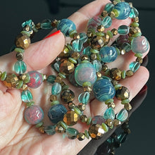 Charger l'image dans la galerie, Sublime collier triple rang en perles de verre de couleur époque années 50