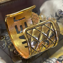 Charger l'image dans la galerie, Sublime manchette signée Chanel en métal doré effet matelassé