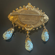 Charger l'image dans la galerie, Très jolie broche ancienne de style victorien avec cabochon et perles de verre bleues