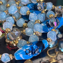 Charger l'image dans la galerie, Joli collier ancien double rangs avec perles en verre de Murano bleues