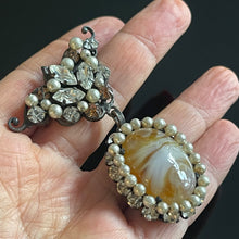 Charger l'image dans la galerie, Belle broche ancienne avec cabochon de verre en pendant