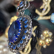 Charger l'image dans la galerie, Très beau médaillon pendentif en métal argenté et pierres bleues, années 50