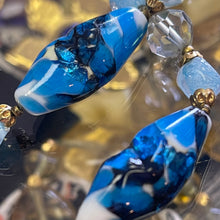 Charger l'image dans la galerie, Joli collier ancien double rangs avec perles en verre de Murano bleues