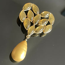 Charger l'image dans la galerie, Belle et rare grande broche cœur YSL par Goossens avec perle poire en pendant