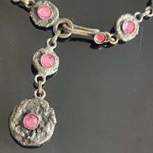 Charger l'image dans la galerie, Henry, très belle parure en métal argenté, perles et cabochons de verre rose