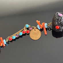 Charger l'image dans la galerie, Étonnant et rare collier en Talosel noir, corail, cabochons et strass signé Henry