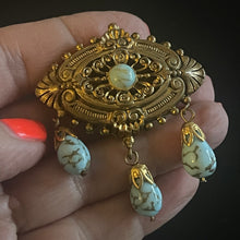Charger l'image dans la galerie, Très jolie broche ancienne de style victorien avec cabochon et perles de verre bleues
