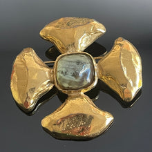 Charger l'image dans la galerie, Jolie broche vintage couture signée YSL métal doré et résine bleue