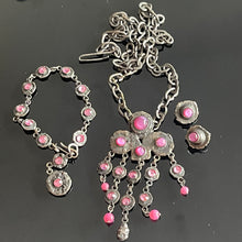 Charger l'image dans la galerie, Henry, très belle parure en métal argenté, perles et cabochons de verre rose