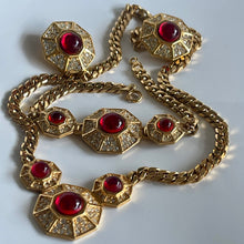 Charger l'image dans la galerie, Sublime et rare set Carven métal doré, pierres blanches et cabochons de verre rouge