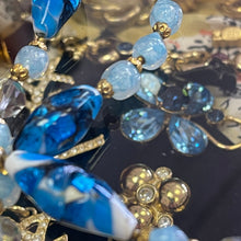 Charger l'image dans la galerie, Joli collier ancien double rangs avec perles en verre de Murano bleues