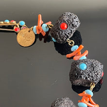Charger l'image dans la galerie, Étonnant et rare collier en Talosel noir, corail, cabochons et strass signé Henry