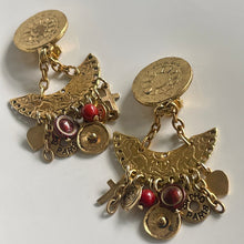 Charger l'image dans la galerie, Belles boucles clips vintage pendantes avec charms signées Sapho, Paris