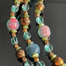 Charger l'image dans la galerie, Sublime collier triple rang en perles de verre de couleur époque années 50