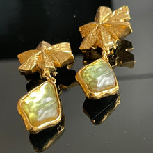 Charger l'image dans la galerie, Sublimes et rares boucles YSL en métal doré et résine effet givré